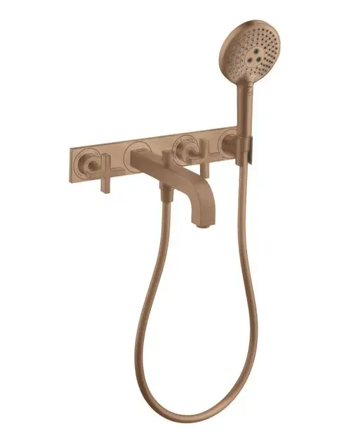 Wannenarmatur zur Wandmontage mit drei Bedienelementen und Handbrause in gebürstetem Rotgold, hergestellt von AXOR.